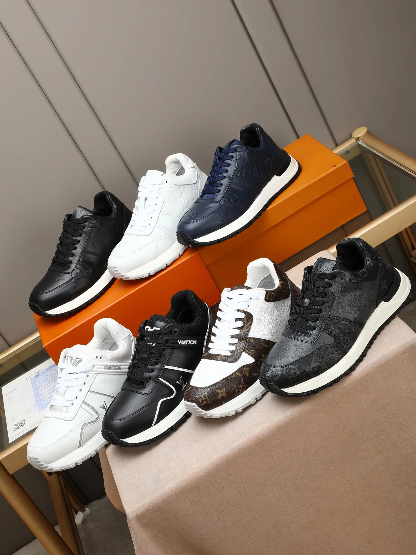 Men's Shoes 💰660 L The Run Away Maxi sneaker debuts in the 2025 collection and continues the iconic design of the Run Away sneaker. The smooth cowhide leather upper features contrasting LV lettering and Vuitton logos, and a lightweight rubber wedge outsole evokes running shoe construction. High level of comfort. Looks good, wears well and matches well. Worth buying! 7 color selection size: 39-44 (45 customized)